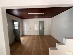 Casa com 02 dormitórios na área central de Lomba Grande 