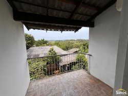 Casa com 02 dormitórios na área central de Lomba Grande 