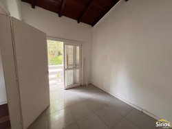 Casa com 02 dormitórios na área central de Lomba Grande 