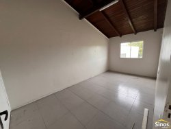 Casa com 02 dormitórios na área central de Lomba Grande 