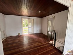 Casa com 02 dormitórios na área central de Lomba Grande 