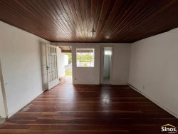 Casa com 02 dormitórios na área central de Lomba Grande 
