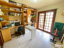 Casa com 03 dormitórios no bairro Lomba Grande 