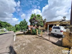 Casa com 03 dormitórios no bairro Lomba Grande 