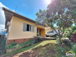 Casa com 03 dormitórios no bairro Lomba Grande 