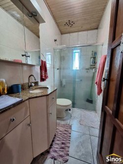 Casa com 03 dormitórios no bairro Lomba Grande 