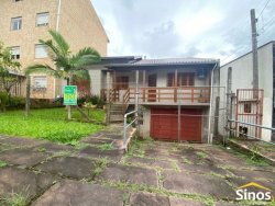 Casa com 03 dormitórios no bairro Vila Nova 