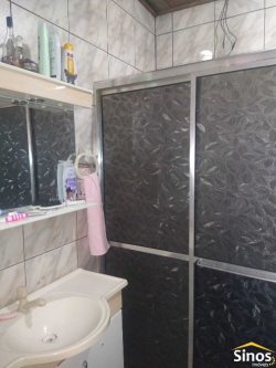 Casa com 03 dormitórios no bairro Lomba Grande 
