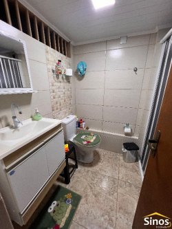 Casa com 03 dormitórios no bairro Lomba Grande 