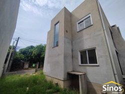 Sobrados com 03 dormitórios no bairro Vila Nova 