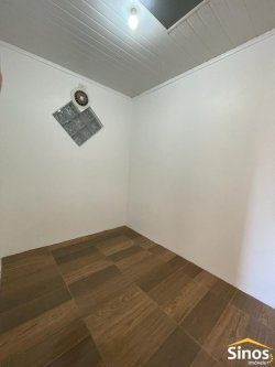 Casa com 03 dormitórios no bairro Lomba Grande 