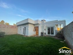 Casa com 03 dormitórios na Chácara Hamburguesa 