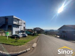 Prédio com apartamento e salas comerciais no bairro Lomba Grande  