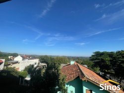 Prédio com apartamento e salas comerciais no bairro Lomba Grande  