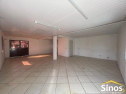 Prédio com apartamento e salas comerciais no bairro Lomba Grande  