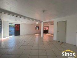 Prédio com apartamento e salas comerciais no bairro Lomba Grande  
