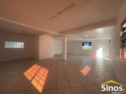 Prédio com apartamento e salas comerciais no bairro Lomba Grande  