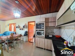 Casa com 02 dormitórios no bairro Arco Íris 