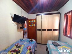 Casa com 02 dormitórios no bairro Arco Íris 
