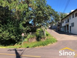 Terreno de esquina com 669m² no bairro Lomba Grande 