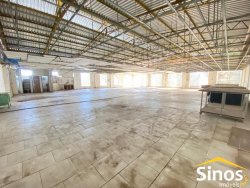 Área de terra com pavilhão em Lomba Grande 