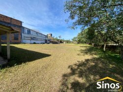Área de terra com pavilhão em Lomba Grande 