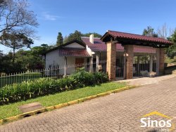Casa com 03 dormitórios no Centro de Lomba Grande 
