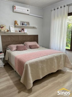 Casa com 03 dormitórios no Centro de Lomba Grande 