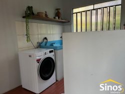 Casa com 03 dormitórios no Centro de Lomba Grande 