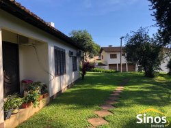 Casa com 03 dormitórios no Centro de Lomba Grande 