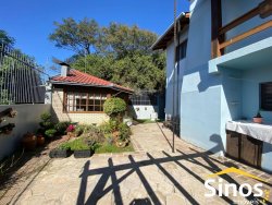 Casa de esquina com 03 dormitórios no bairro Hamburgo Velho 