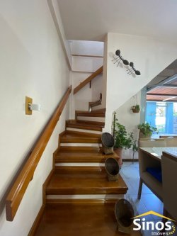 Casa de esquina com 03 dormitórios no bairro Hamburgo Velho 