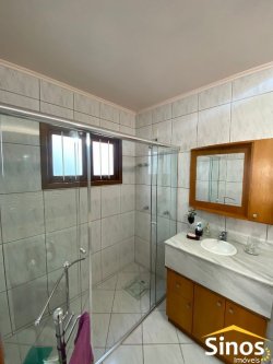 Casa de esquina com 03 dormitórios no bairro Hamburgo Velho 