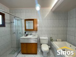 Casa de esquina com 03 dormitórios no bairro Hamburgo Velho 