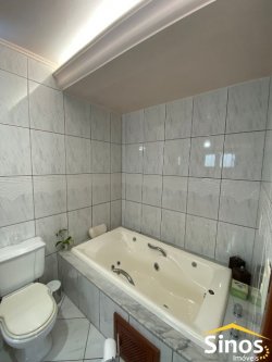 Casa de esquina com 03 dormitórios no bairro Hamburgo Velho 