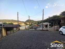 Casa com 03 dormitórios no bairro Vila Diehl 