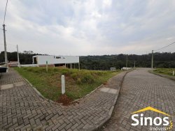 Terreno de esquina com 300,38m² no condomínio Moradas da Lomba 
