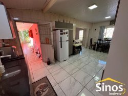 Casa com 3 dormitórios na parte central de Lomba Grande 