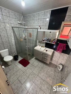 Casa com 3 dormitórios na parte central de Lomba Grande 