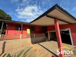 Casa com 3 dormitórios na parte central de Lomba Grande 