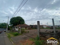 Casa de esquina com 03 dormitórios no bairro Lomba Grande 