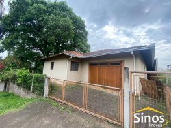 Casa de esquina com 03 dormitórios no bairro Lomba Grande 