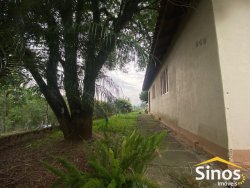 Casa de esquina com 03 dormitórios no bairro Lomba Grande 