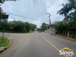 Casa de esquina com 03 dormitórios no bairro Lomba Grande 