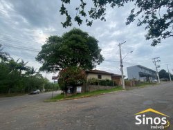 Casa de esquina com 03 dormitórios no bairro Lomba Grande 