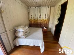 Casa com 05 dormitórios e prédio comercial no bairro Rondônia  