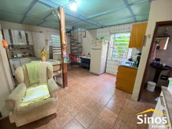 Casa com 05 dormitórios e prédio comercial no bairro Rondônia  