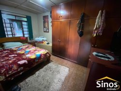 Casa com 05 dormitórios e prédio comercial no bairro Rondônia  