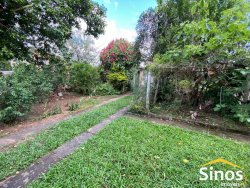 Casa com 05 dormitórios e prédio comercial no bairro Rondônia  
