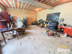 Casa com 05 dormitórios e prédio comercial no bairro Rondônia  